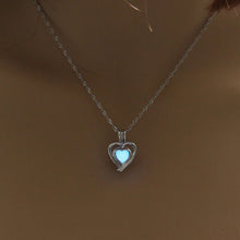 Load image into Gallery viewer, Women&#39;s Glowing Heart Stone Pendant Necklace