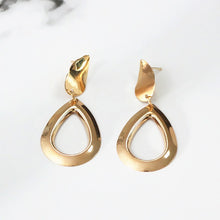 Load image into Gallery viewer, Vintage Oval Drop Earrings